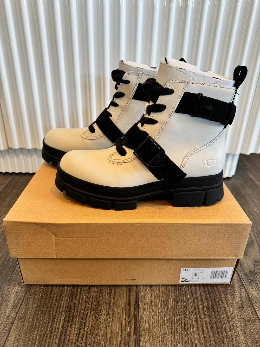 NEW Ugg Women’s Ashton Lace Up Boots White - 8
